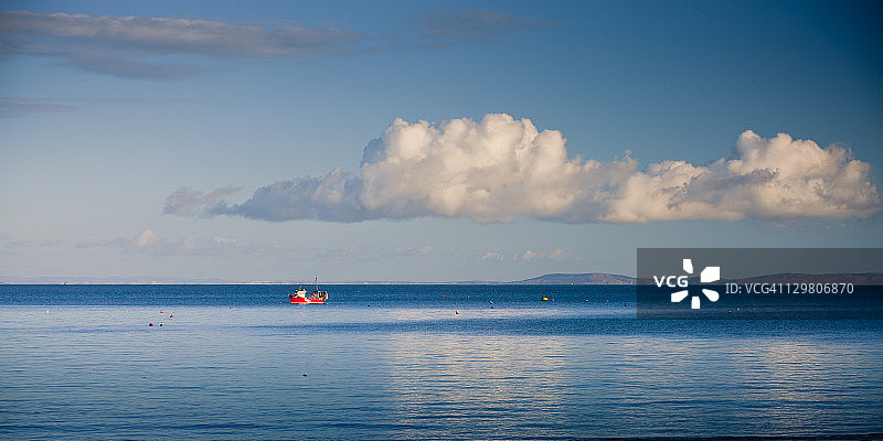 卡马森湾卡马森郡的孤零零的红色小船，威尔士图片素材