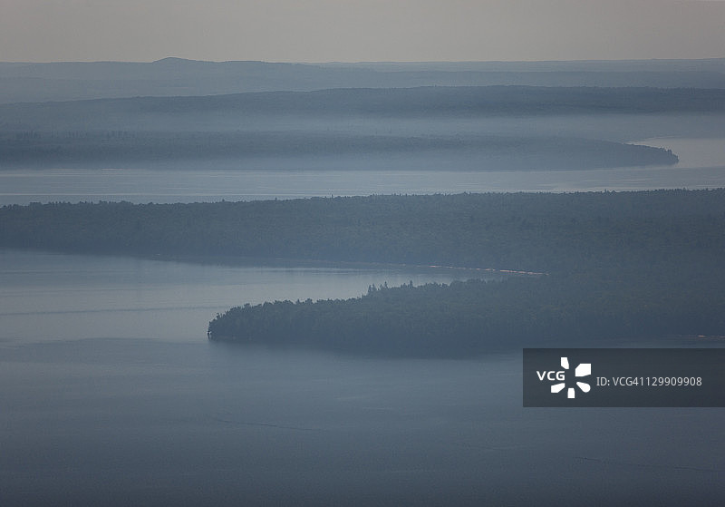 雾气笼罩的湖面图片素材
