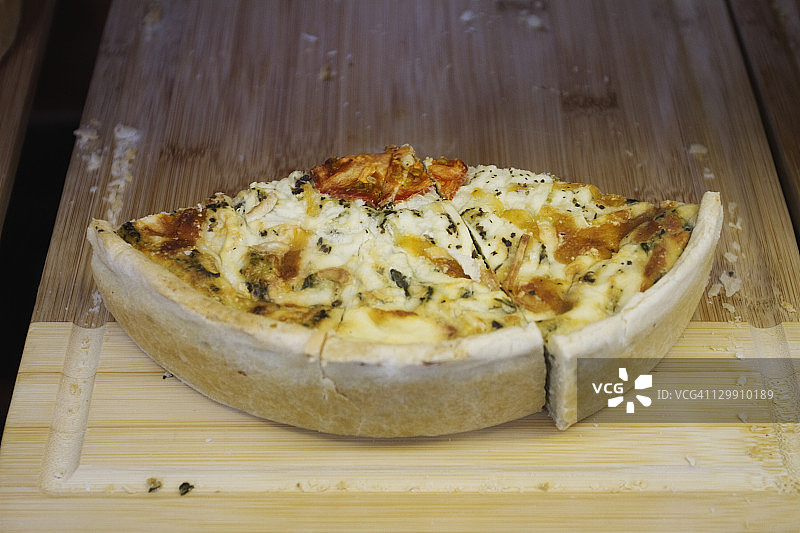 木板上的菠菜乳蛋饼图片素材