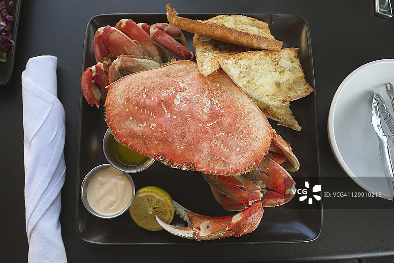 新鲜烹制的花盖蟹配蒜香面包图片素材