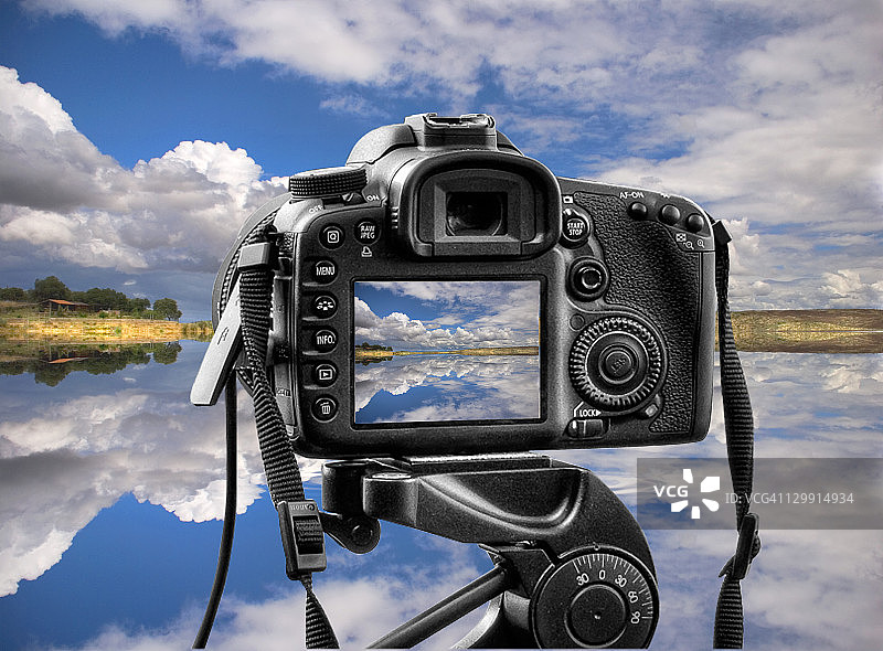 通过相机取景器看到的湖景图片素材