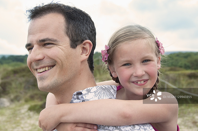 父亲背着女儿图片素材