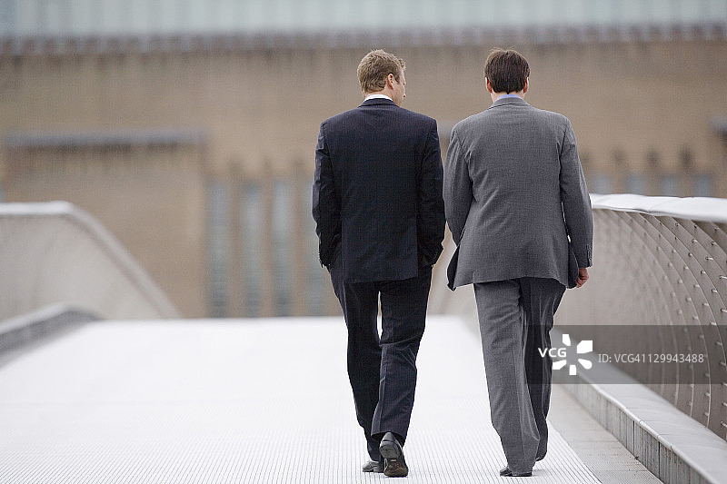商人一起走在桥上图片素材