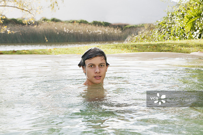 青少年男孩在湖里游泳图片素材