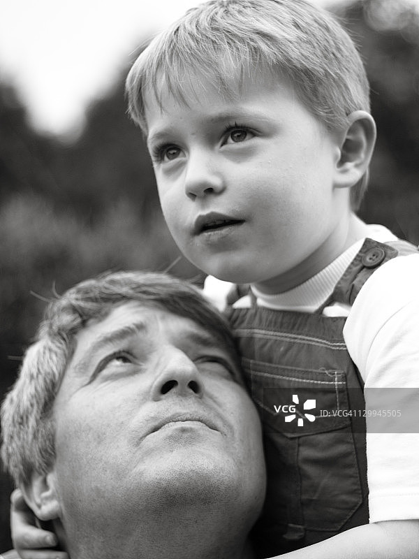 父亲扛着儿子图片素材