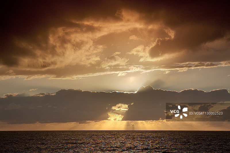 暴风雨的日落图片素材
