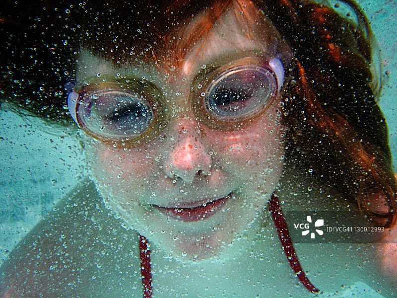 水下年轻女孩的特写图片素材