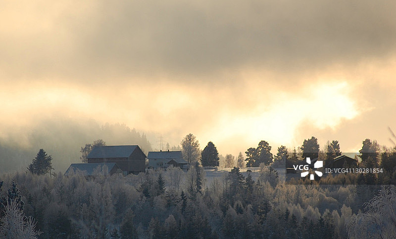 泰勒马克上空的阳光图片素材