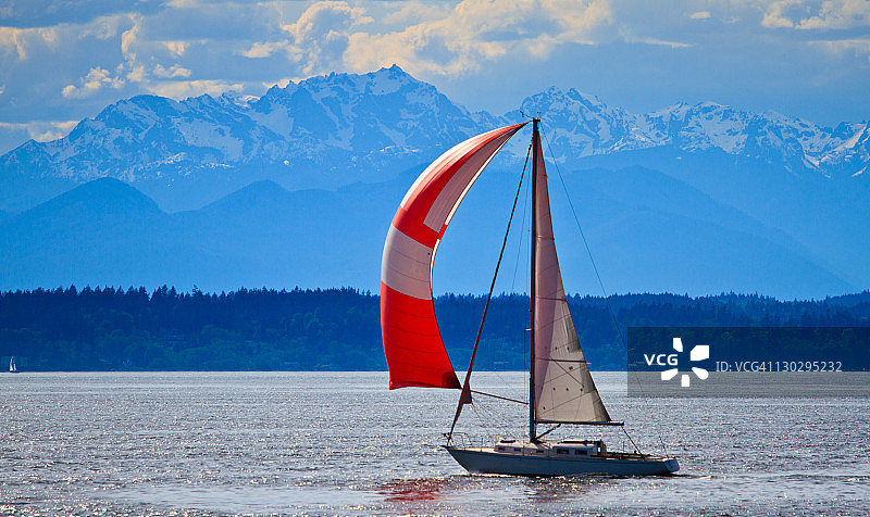 华盛顿州西雅图普吉特海湾的帆船图片素材