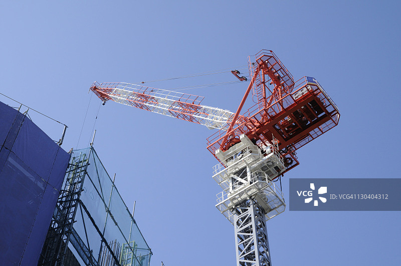 蓝天下的工业起重机图片素材