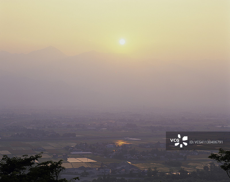 日本长野县松本市黄昏时分的城市景观图片素材