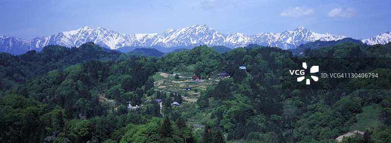 日本长野县，以立山山脉为背景的小村庄图片素材