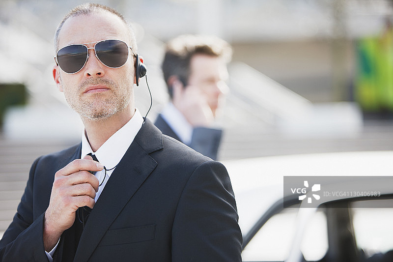 保镖对着耳机讲话图片素材