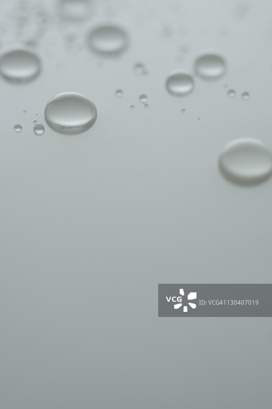 白色背景上的水滴图片素材