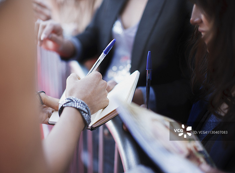 名人为粉丝签名图片素材