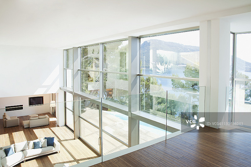 俯瞰现代起居空间的栏杆图片素材