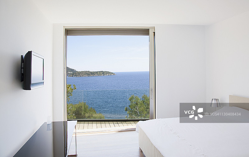 现代卧室中的推拉门图片素材