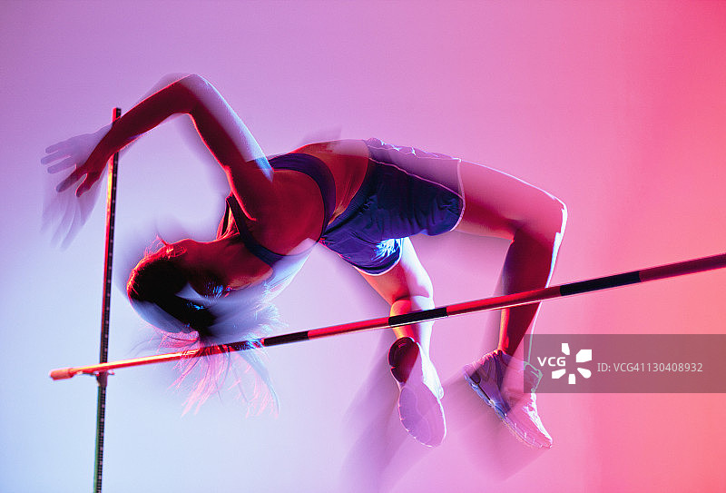 运动员跳高图片素材