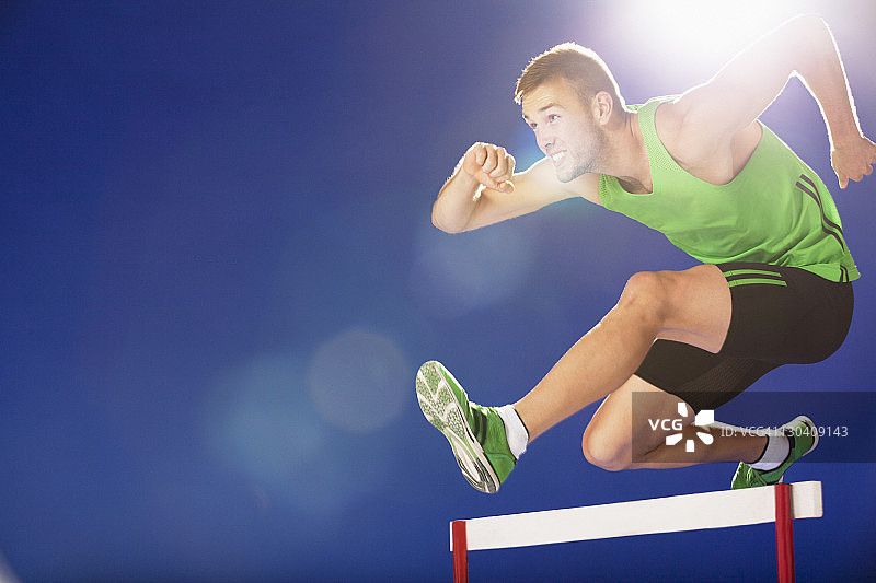 运动员跨越栏架图片素材