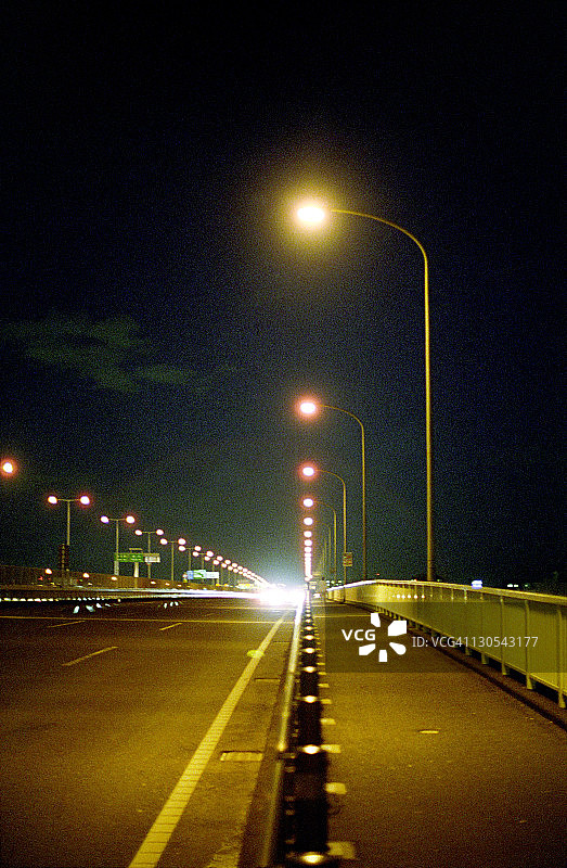 桥梁上的笔直灯光图片素材