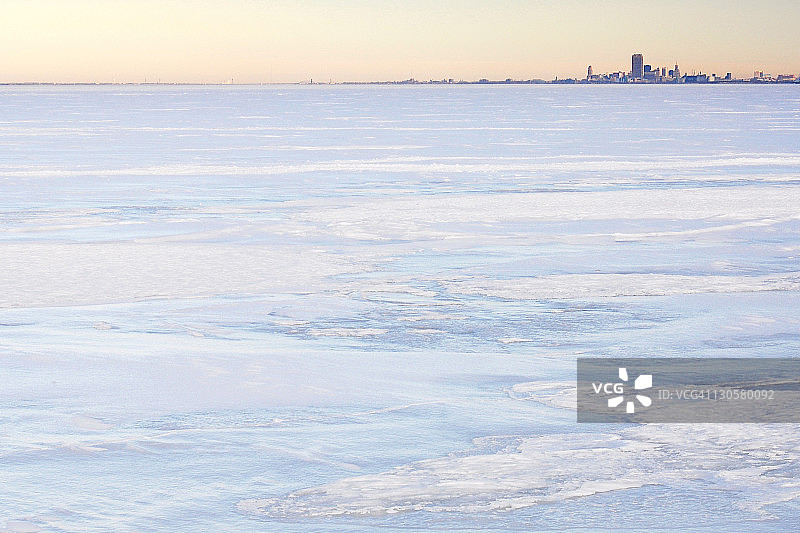 冰冻的伊利湖图片素材