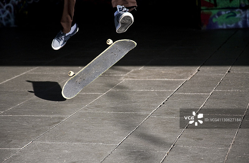 踢翻滑板图片素材