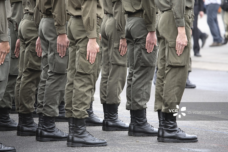 在奥地利维也纳英雄广场宣誓的年轻士兵图片素材