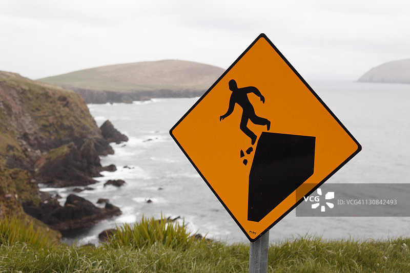 危险悬崖警告标志，斯莱 Head，丁格尔半岛，凯里郡，爱尔兰，不列颠群岛，欧洲图片素材