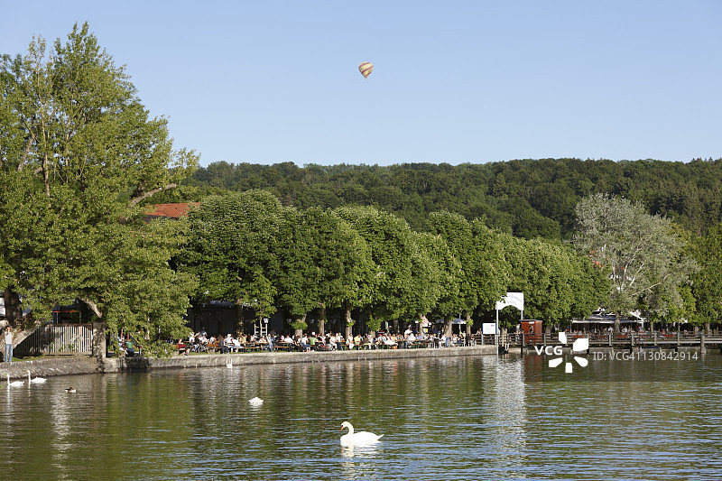 德国巴伐利亚州阿默湖畔赫尔辛格啤酒花园图片素材