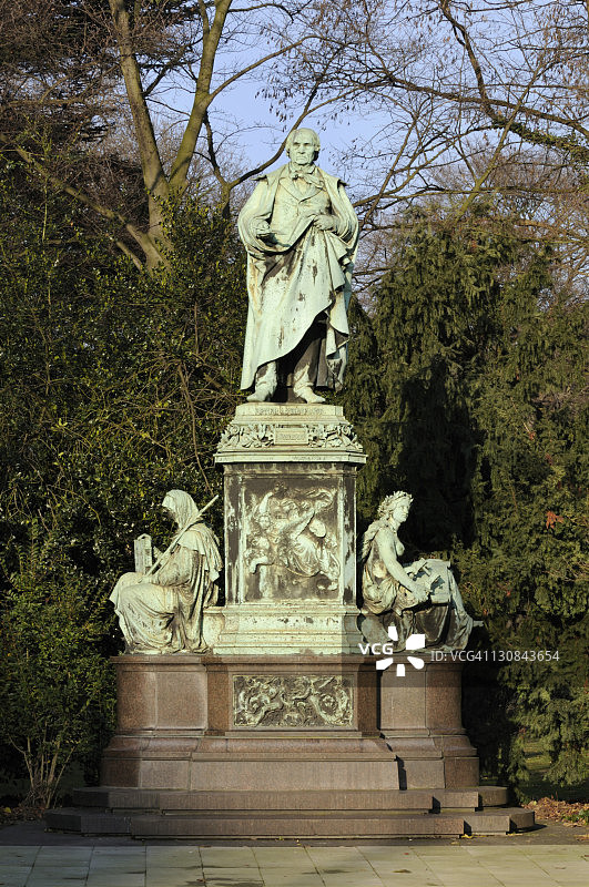 彼得·冯·科尼利乌斯青铜雕像，位于德国杜塞尔多夫图片素材