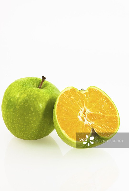 苹果与橙子的杂交，转基因水果的象征性图像图片素材