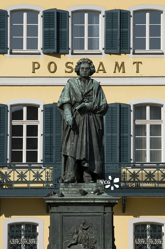 德国波恩主教堂广场邮局前的贝多芬雕像图片素材