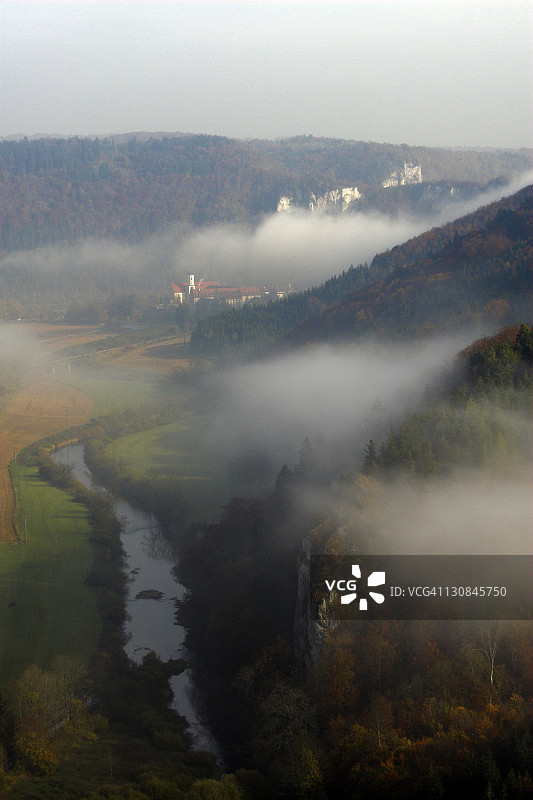从克诺普马赫岩石看到的博伊龙修道院，上多瑙河谷，图特林根县，巴登-符腾堡州，德国图片素材