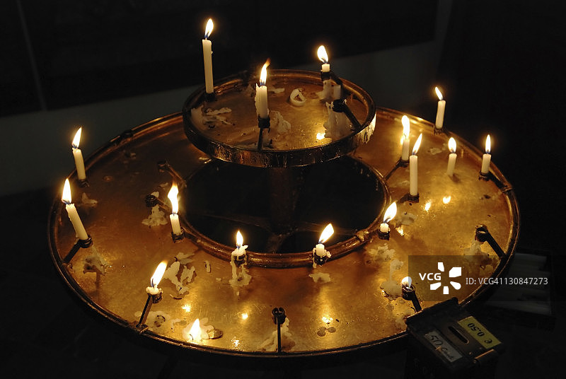 德国慕尼黑圣母教堂的蜡烛祭品图片素材