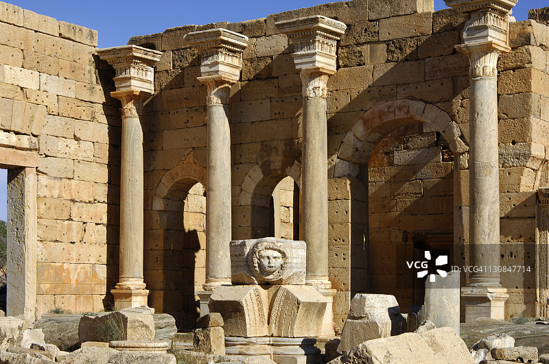 利比亚莱波蒂斯马格纳塞维鲁斯广场的柱子和美杜莎头像图片素材