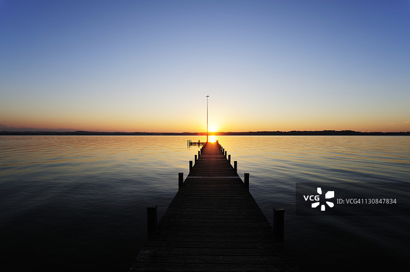 德国巴伐利亚州施塔恩贝格湖日落图片素材