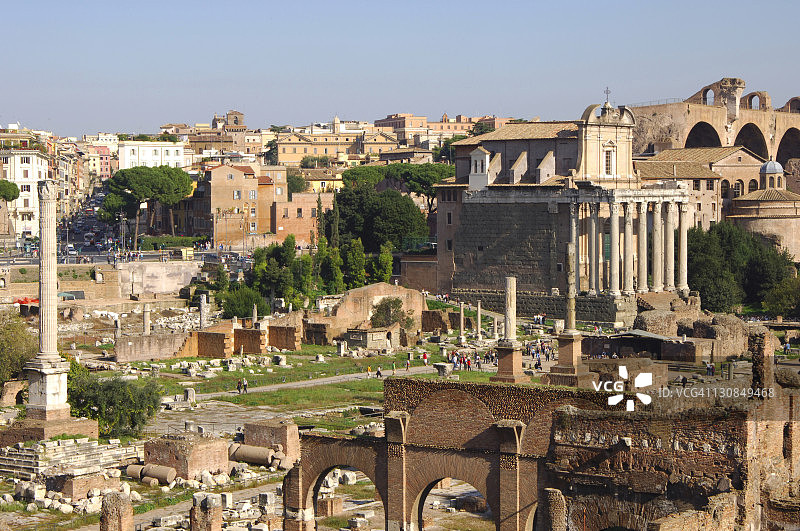 罗马广场的福卡斯圆柱和安东尼努斯和福斯蒂娜神庙，意大利罗马图片素材