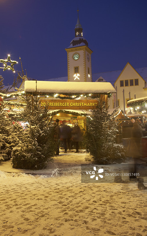 弗莱贝格市政厅前上集市广场的圣诞市场入口，萨克森，德国，欧洲图片素材