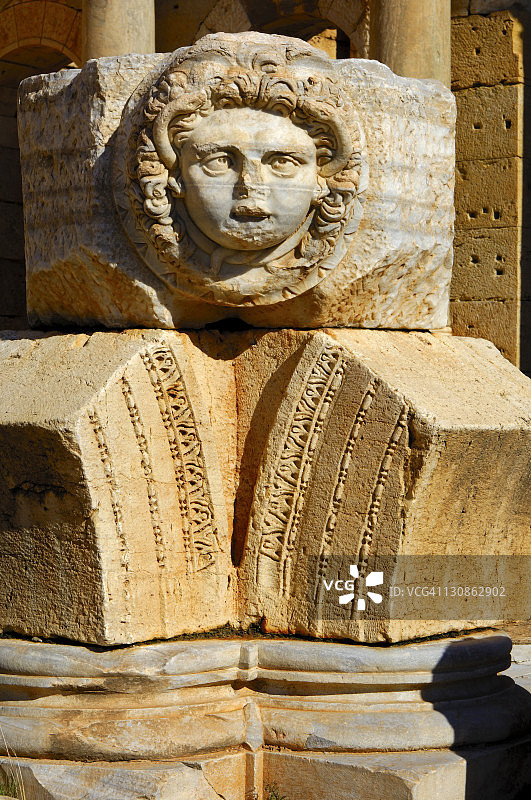 利比亚莱普蒂斯马格纳罗马古城遗址中的美杜莎头像图片素材