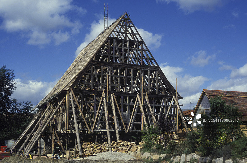 德国巴登-符腾堡州伯布林根阿尔特多夫的半木结构房屋修复重建图片素材