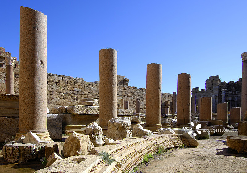 利比亚莱波蒂斯马格纳罗马古城遗址中的塞维鲁巴西利卡柱图片素材