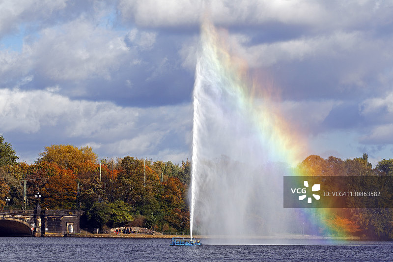 德国汉堡市内阿尔斯特湖上的彩虹喷泉图片素材