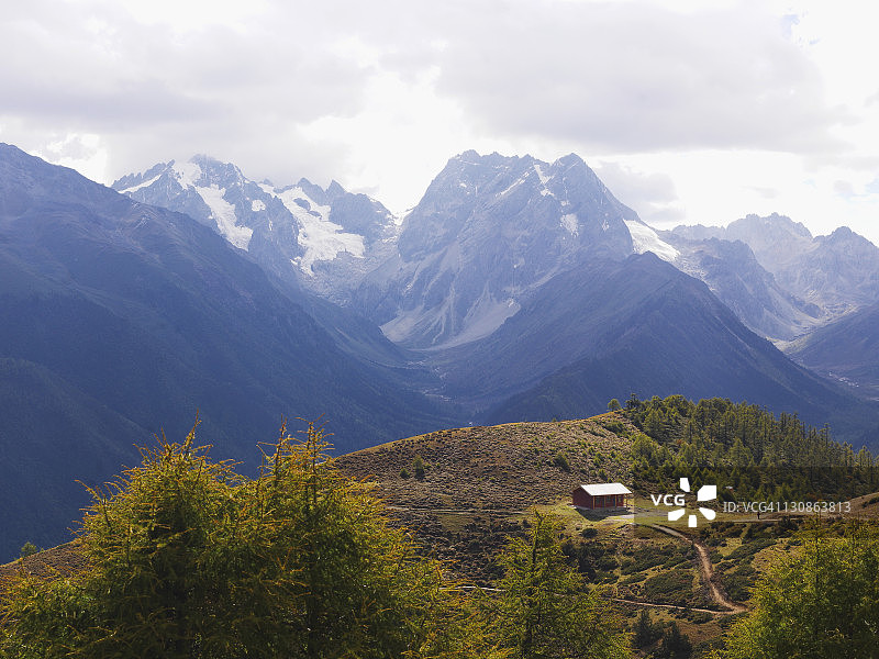 中国西藏自治区德钦县附近的群山全景图片素材
