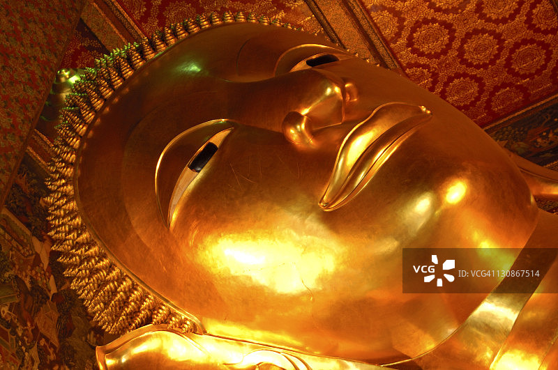 泰国曼谷卧佛寺的卧佛头部图片素材