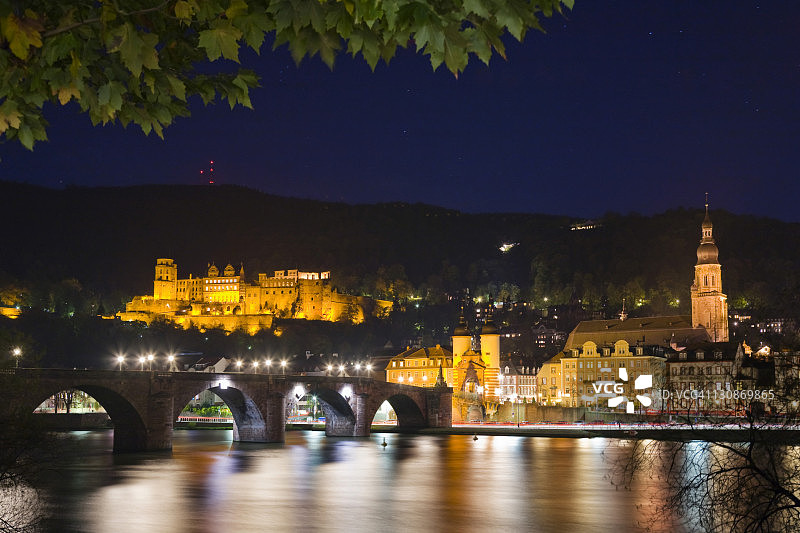 德国巴登-符腾堡州海德堡历史中心夜景，内卡河畔老桥和海德堡城堡图片素材