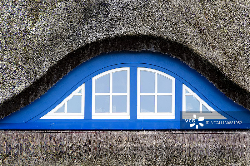 德国梅克伦堡-前波美拉尼亚州希登塞岛茅草屋的老虎窗图片素材