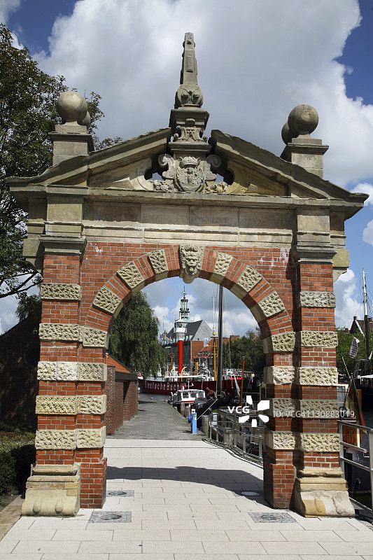 埃姆登港市政厅和埃姆登灯船，德国下萨克森州图片素材