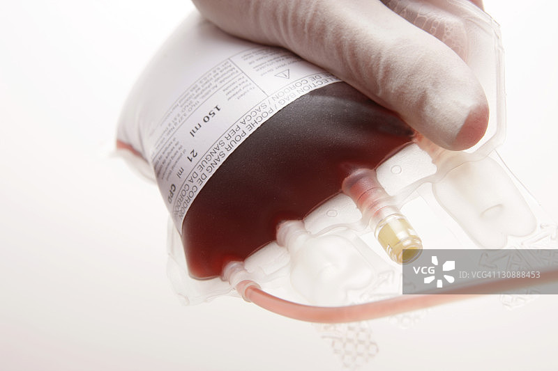戴手套的手拿着血袋图片素材
