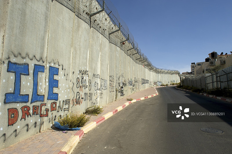 以色列与巴勒斯坦领土之间的边界防御工事，位于拉马拉附近的约旦河西岸图片素材