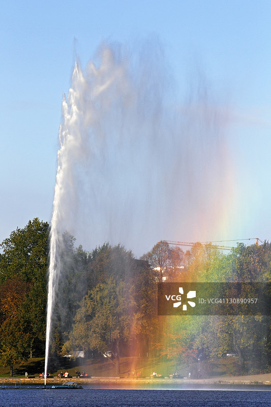 德国汉堡内阿尔斯特湖彩虹喷泉图片素材